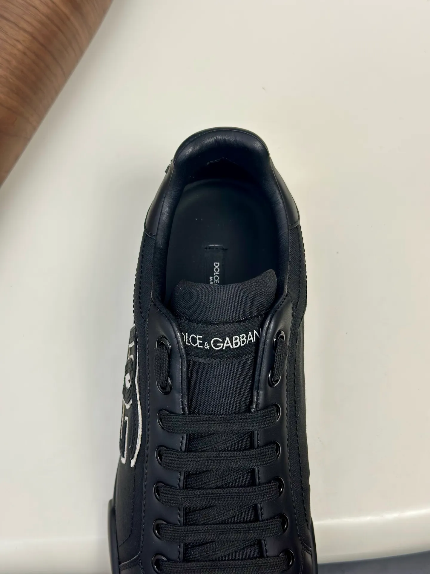 New product 💰800 DG Dolce & Gabbana men's shoes 💰ortofino calfskin sneakers ♞size; 39~44 (customized 38.45.46) Iconic men's shoes 💰ortofino series of sneakers, classic and timeless style, now presented with fashionable details. The calfskin engraved DG logo is a subtle finishing touch. Men's shoes💰ortofino calfskin sneakers: